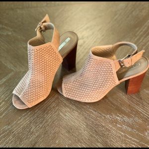 Ladies Taharia sandals with chunky heels.